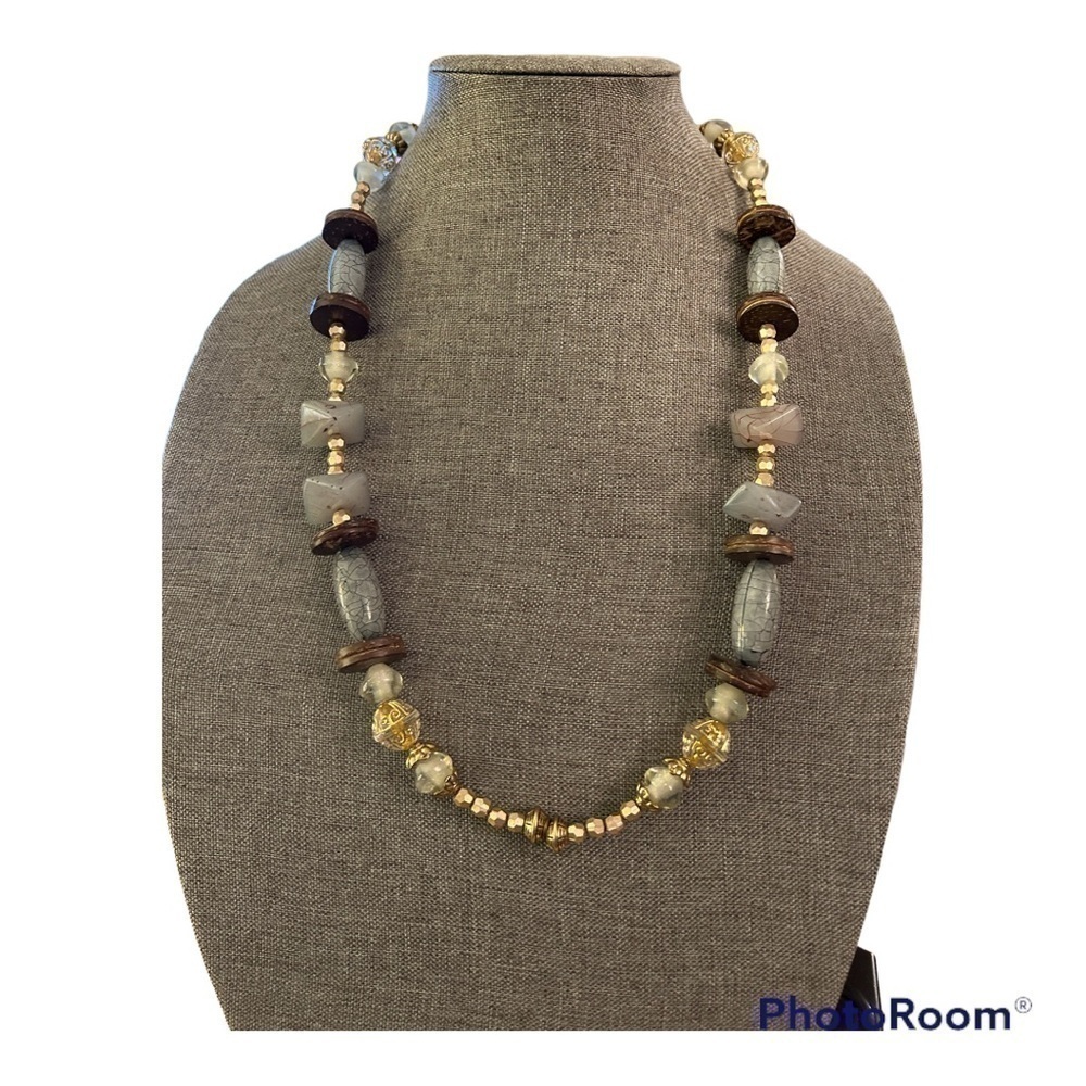 Necklace, Costume Jewelry. Very Pretty Detail.
